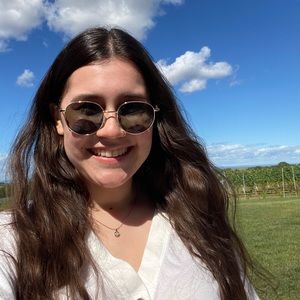 Meet your Posher, Alejandra